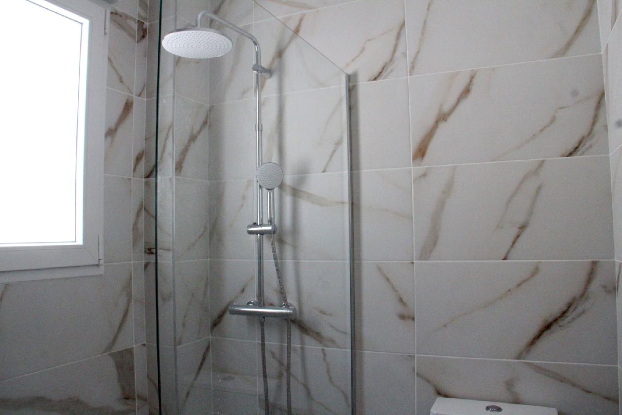 Akilar 1727710402UHLGXI ref 1827 mobile 11 Spacious family shower Villamartin Plaza