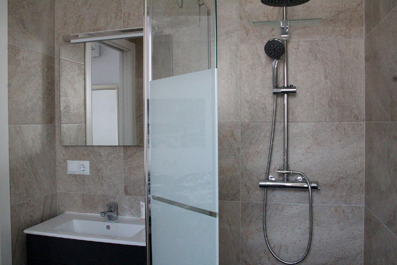Akilar 1554128262WKZYFX ref 1740 mobile 14 Ensuite shower to bedroom 2 Villamartin Plaza