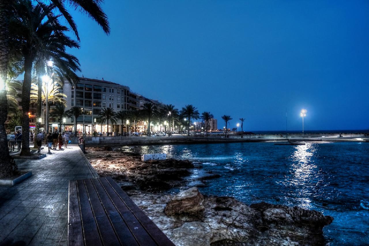 Akilar 1669821558QLCPVR ref 1795 mobile 24 Torrevieja at night! Villamartin Plaza