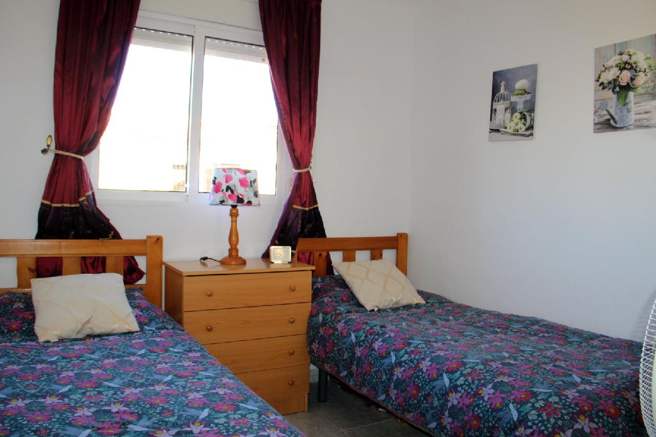 Akilar 1643144287ZNKHCL ref 1775 mobile 9 Bedroom 2 with single beds Villamartin
