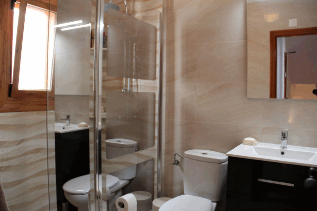 Akilar 1573232035CAIEMJ ref 1746 mobile 10 Full family shower  Villamartin Plaza