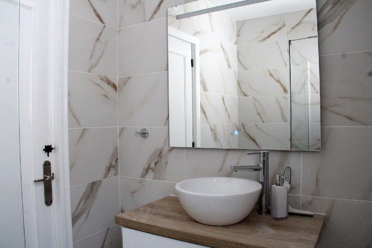 Akilar 1727710402UHLGXI ref 1827 mobile 12 Spacious family shower Villamartin Plaza