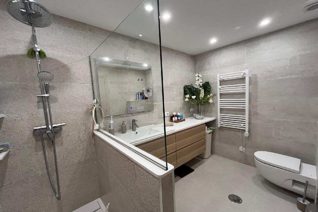 Akilar 1727345483KBYMSO ref 1825 mobile 10 Large family shower room Villamartin Plaza
