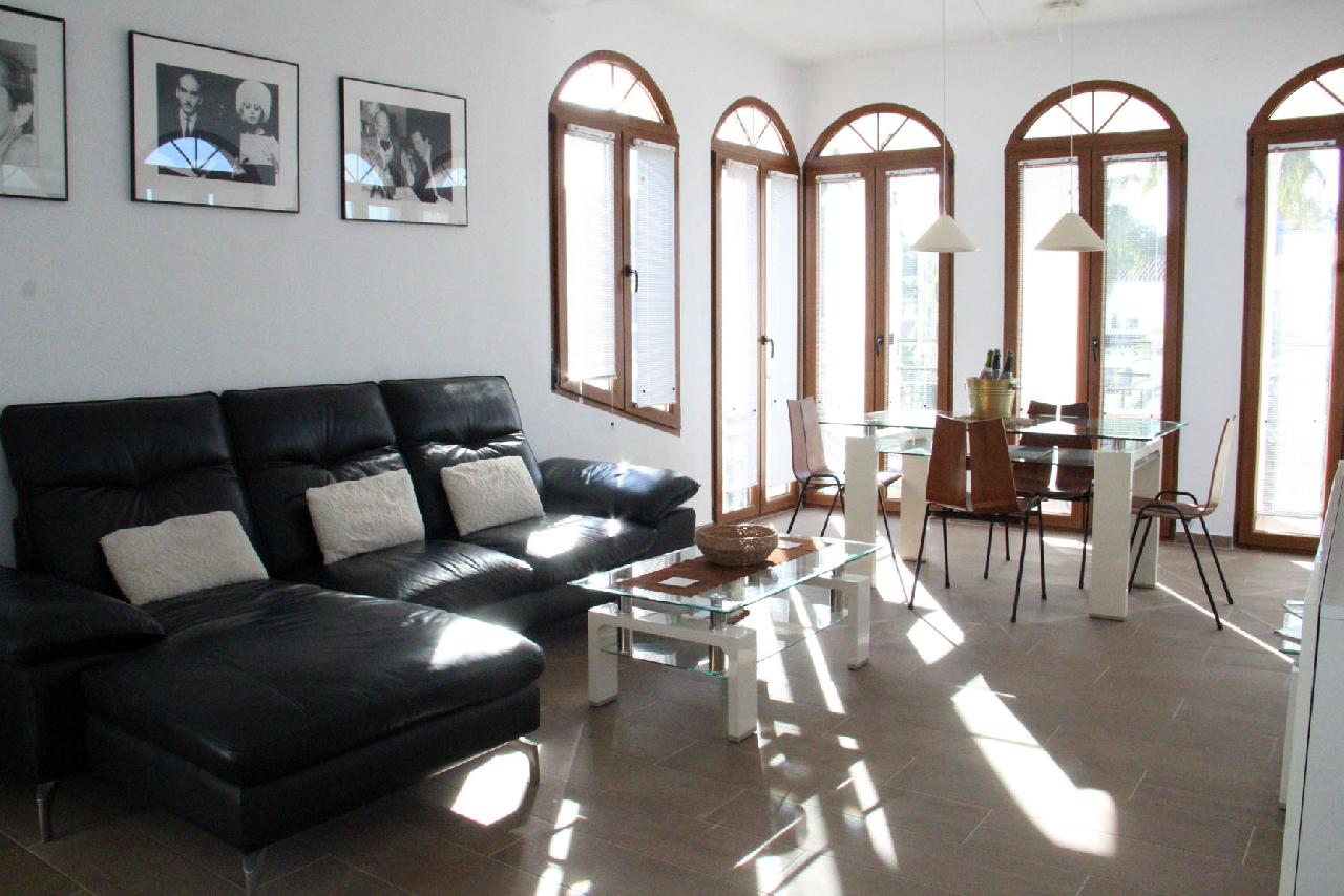 Akilar 1554128262WKZYFX ref 1740 mobile 4 Spacious living room Villamartin Plaza