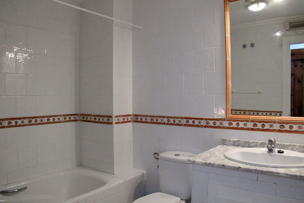 Akilar 1675537577MFGATO ref 1798 mobile 13 Full family bathroom Villamartin Plaza