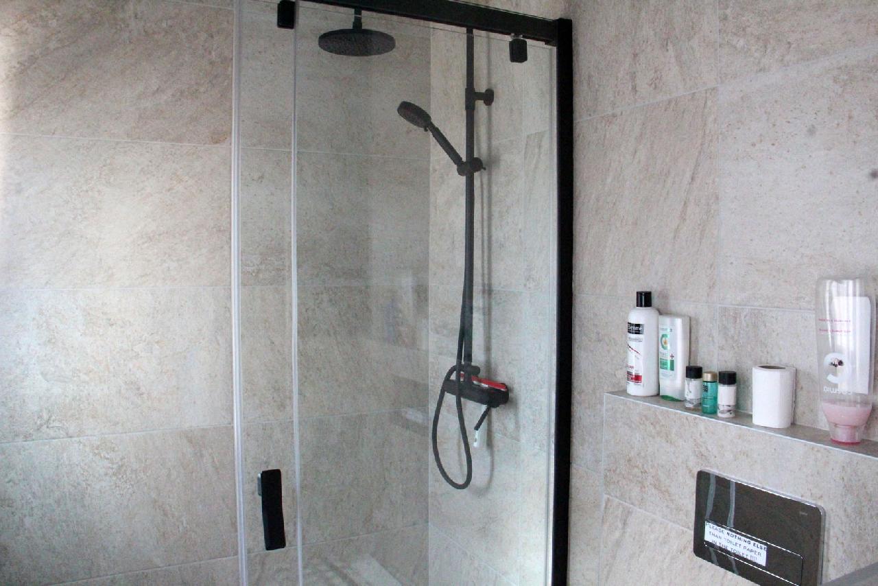 Akilar 1554128262WKZYFX ref 1740 mobile 12 Ensuite shower to master bedroom Villamartin Plaza