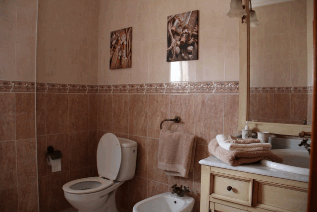 Akilar 1591917851KBDQSH ref 1760 mobile 15 Full bathroom upstairs Pinada Golf