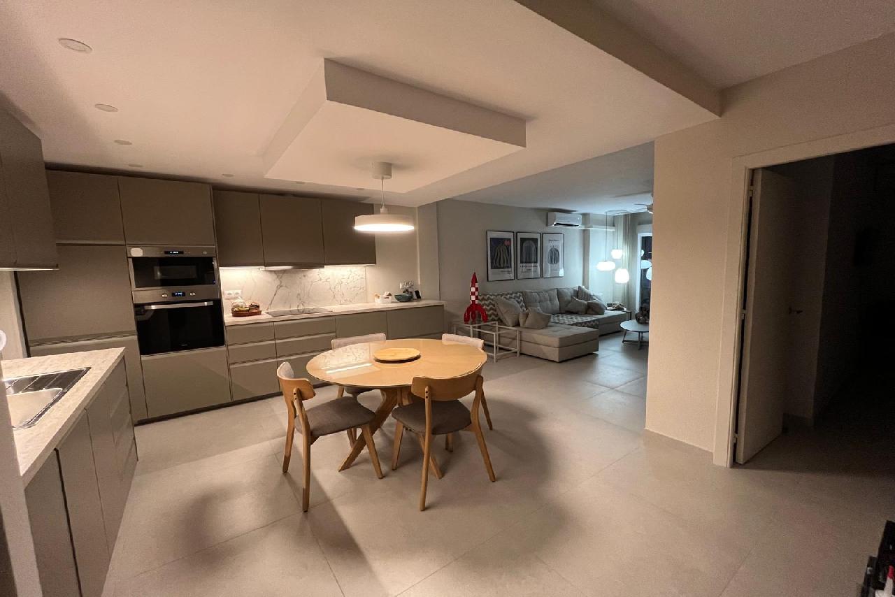 Akilar 1727345483KBYMSO ref 1825 mobile 6 Large modern kitchen Villamartin Plaza