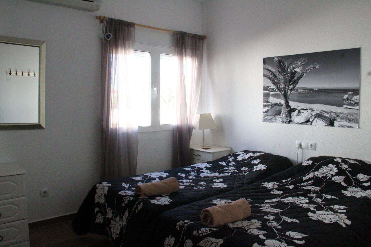 Akilar 1554128262WKZYFX ref 1740 mobile 13 Bedroom 2 with single beds Villamartin Plaza